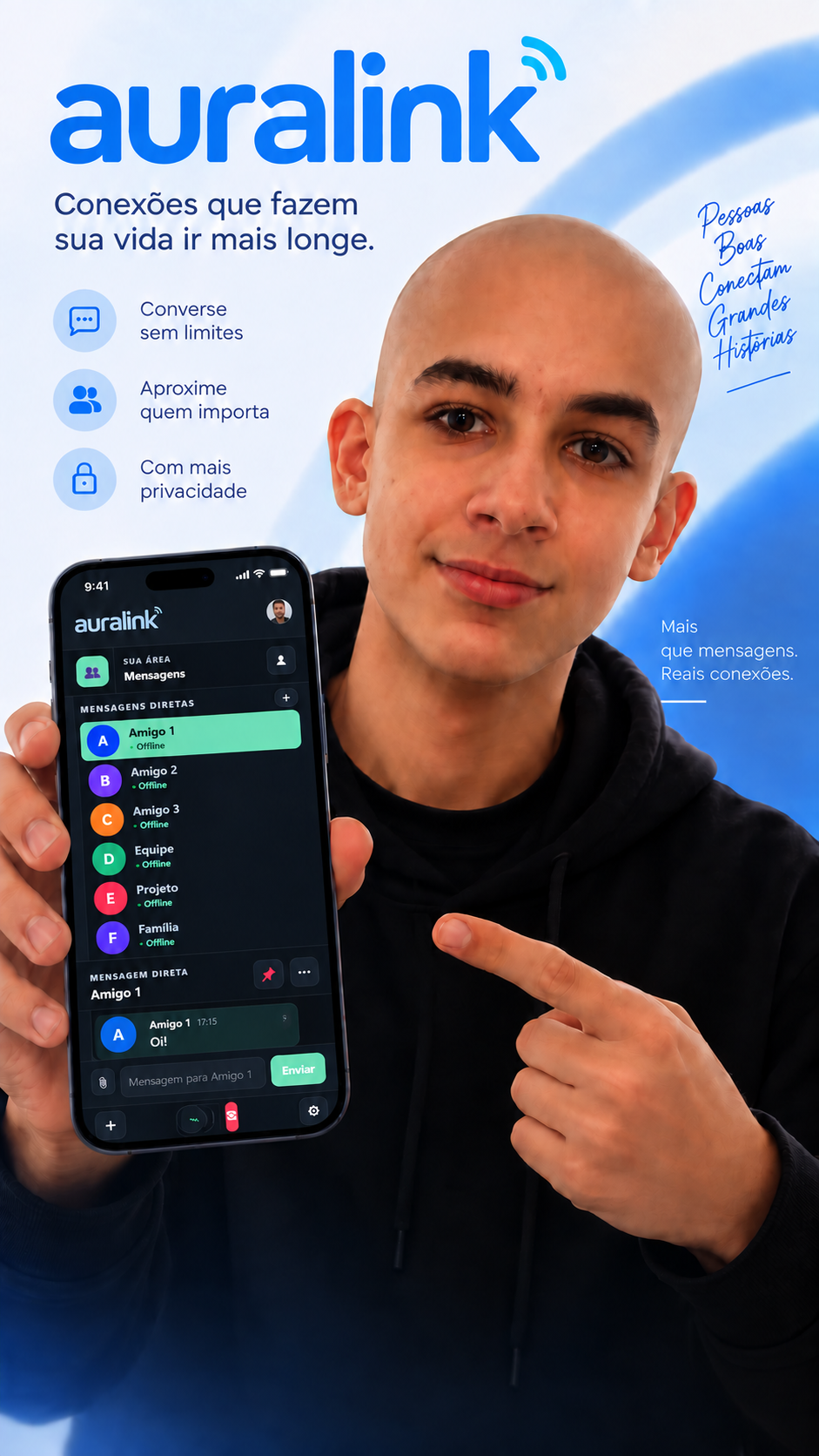 Pessoa mostrando a interface do AuraLink no celular